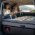 Tuxboard - Tesla lance un matelas gonflable une place pour camper dans votre Model Y sans perdre de coffre