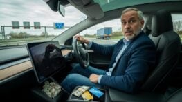 Tuxboard - Tesla supprime l'Autopilot gratuit en France et bientôt 99 € par mois seront incontournables