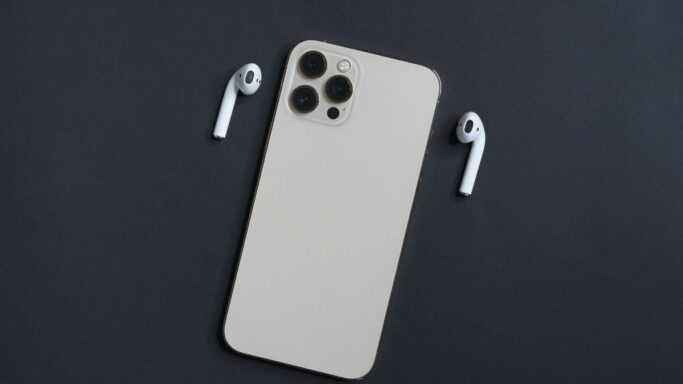 «Apple veut que l'iPhone 18 Pro reste connecté même dans une poche» : la fin des zones blanches se précise