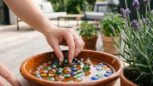 Tuxboard - Fini les moustiques sur la terrasse cet été : le vieux truc de jardinier qui sauve aussi les abeilles
