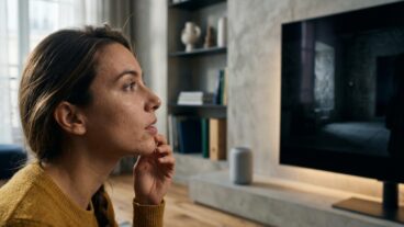 Tuxboard - « Cette scène est trop sombre » : votre télévision TCL peut désormais vous comprendre et se régler toute seule