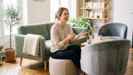 Tuxboard - Fini le canapé d'angle encombrant : les décorateurs ont adopté ce trio malin pour les petits salons