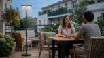 Tuxboard - Fini la terrasse étouffante le soir : cet éclairage fait chuter la température de plusieurs degrés sans mouiller personne