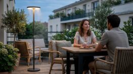 Tuxboard - Fini la terrasse étouffante le soir : cet éclairage fait chuter la température de plusieurs degrés sans mouiller personne