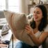 Tuxboard - « Je ne couds plus jamais mes coussins de canapé » : la méthode des décorateurs pour les refaire en 30 minutes sans machine