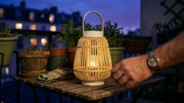 Tuxboard - Cette lanterne solaire Ikea à 12,99€ s'allume toute seule à la nuit tombée et se pose partout sans branchement