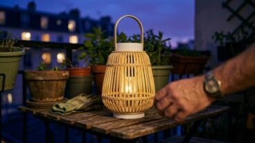 Tuxboard - Cette lanterne solaire Ikea à 12,99€ s'allume toute seule à la nuit tombée et se pose partout sans branchement