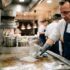 Tuxboard - Nettoyer sa plancha sans frotter : l'astuce des chefs à faire à chaud