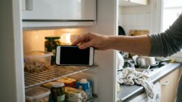 Tuxboard - Mettre son iPhone au frigo contre la chaleur : l'astuce TikTok qui le détruit