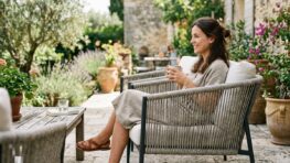 Tuxboard - Ce fauteuil West Elm réconcilie même les allergiques au mobilier de jardin en rotin