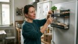Tuxboard - Elle fixe cette étagère Amazon à 120€ sur le côté du frigo et transforme sa cuisine