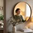 Tuxboard - Ce miroir rond doré à 9,95 € chez Action transforme le salon en suite d'hôtel